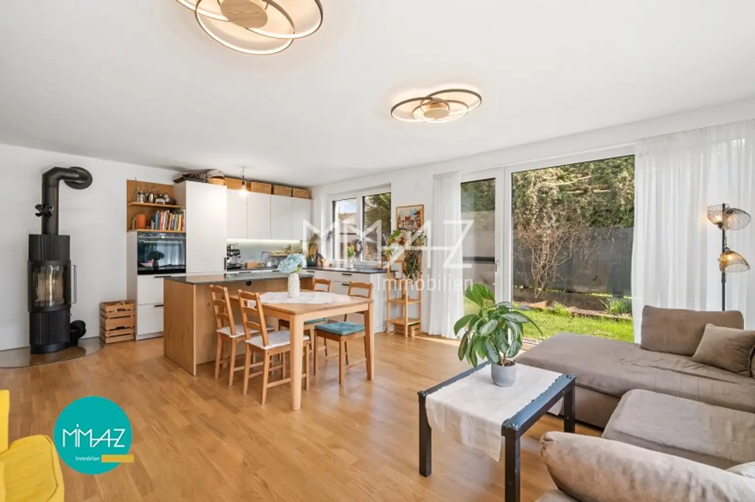 Wohnzimmer mit Kamin