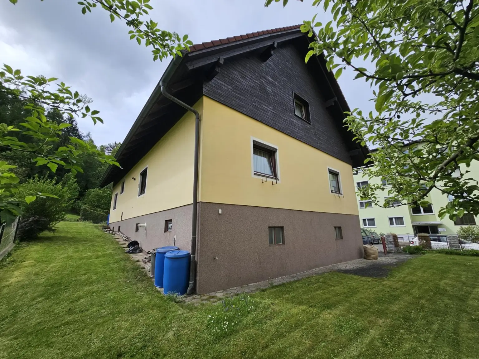 Einfamilienhaus mit Garage und Terrasse.