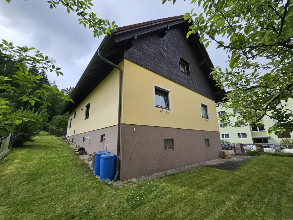 Einfamilienhaus mit Garage und Terrasse.