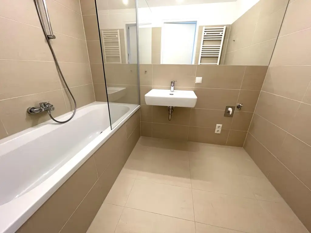 Klimatisierte Neubauwohnung mit hofseitigem Balkon im Dachgeschoss!!!