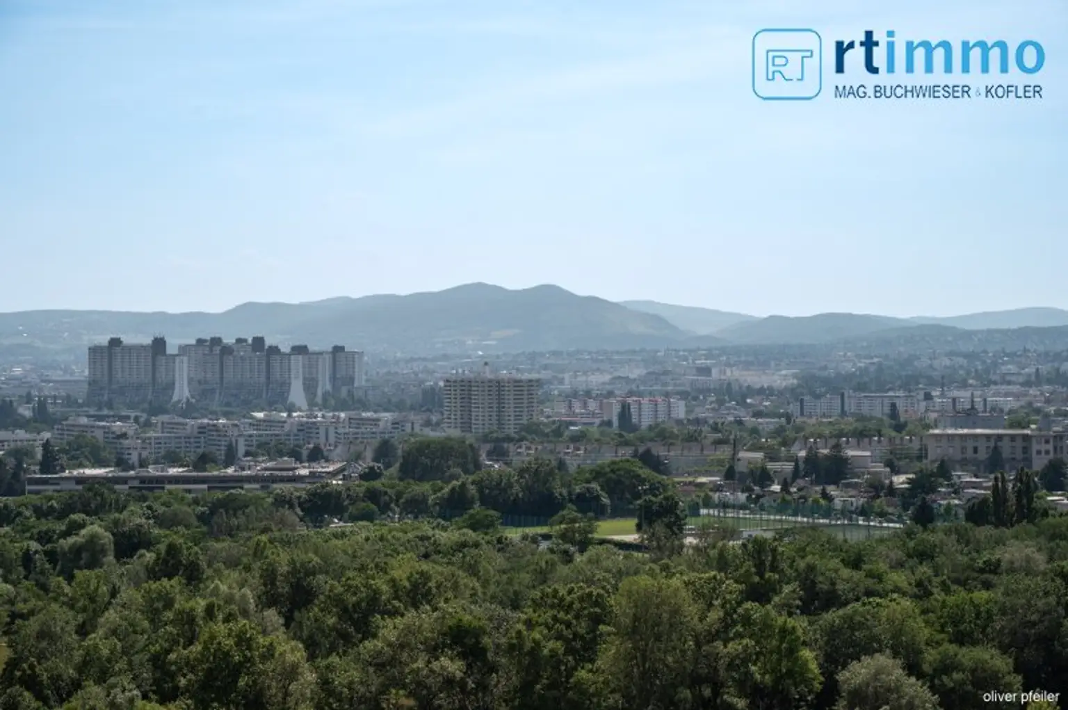 Himmelblau überall, 104m² mit über 23m² Freifläche auf 3,5 Zimmern. Atemberaubender Ausblick soweit das Auge reicht!