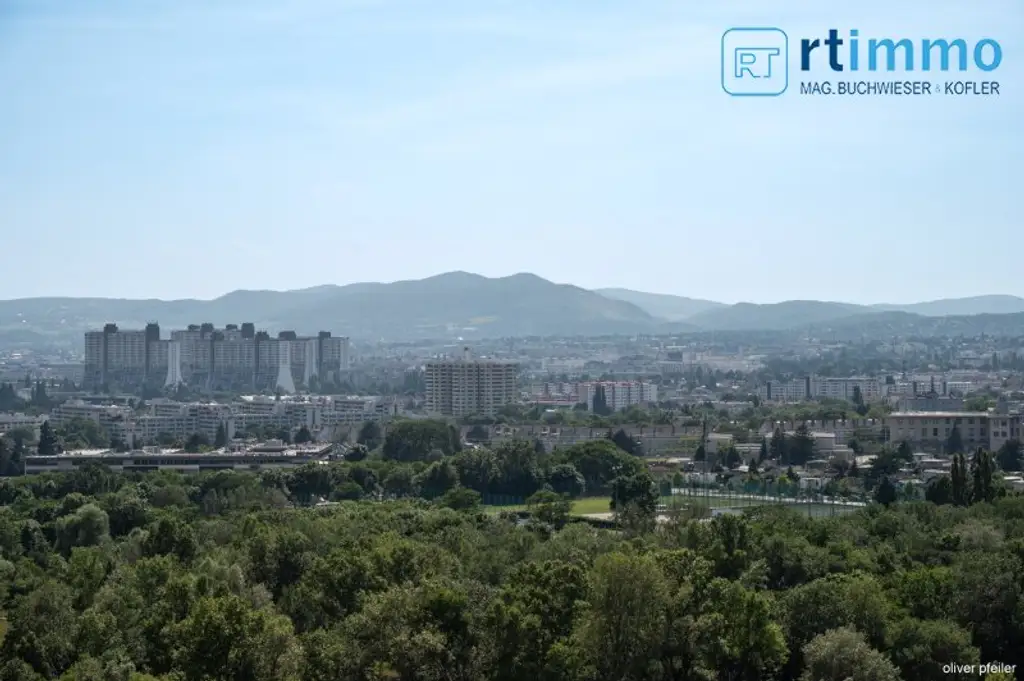 Himmelblau überall, 104m² mit über 23m² Freifläche auf 3,5 Zimmern. Atemberaubender Ausblick soweit das Auge reicht!