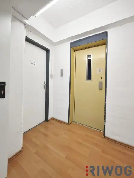 Heller Büro-/Lagerraum mit ca. 11m² | U-Bahnnähe und Lastenaufzug vorhanden