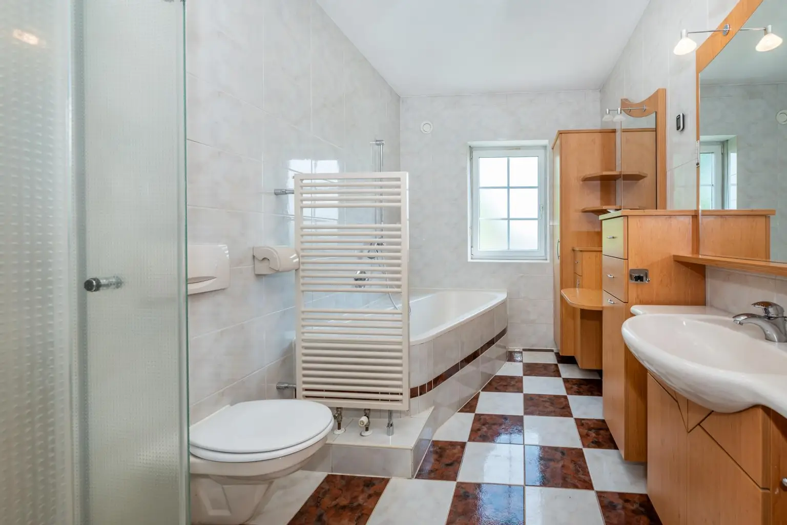 Badezimmer mit Badewanne
