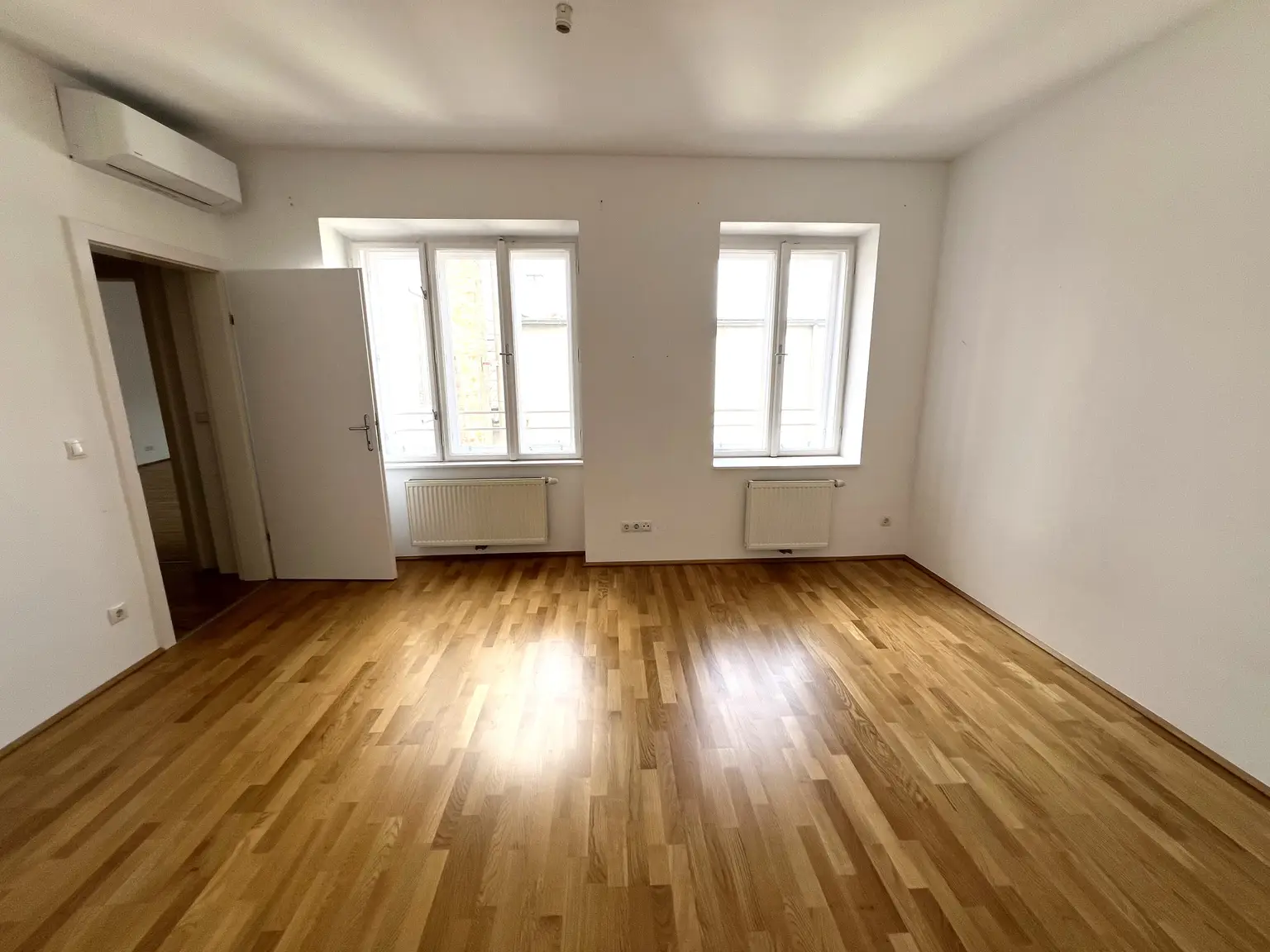 UNBEFRISTET: Wohnen in Bestlage: Attraktive klimatisierte Dachgeschoss-Wohnung in der Neubaugasse