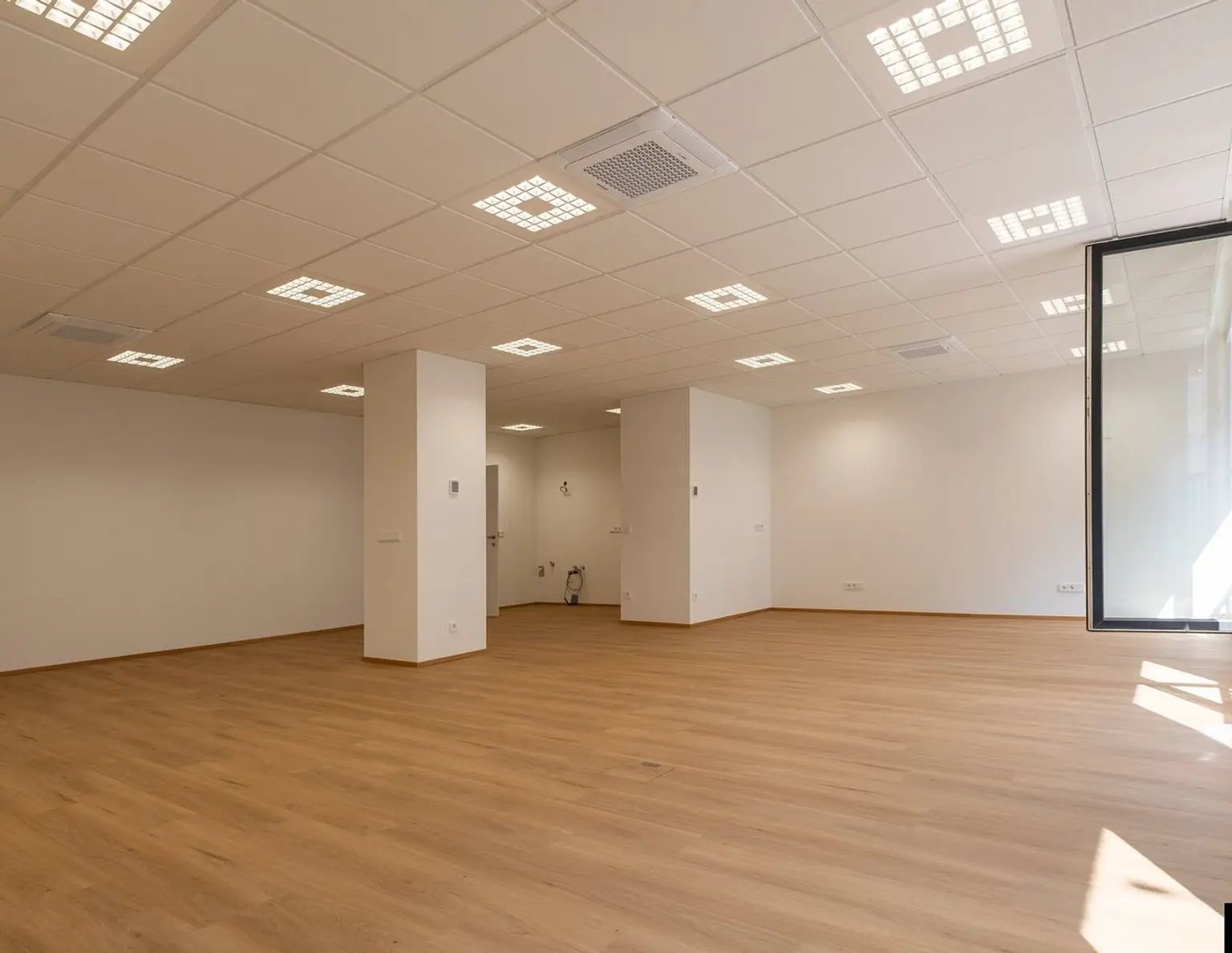 LINZ: Modernes Geschäftshaus an der Landstraße mit Büros und Geschäften