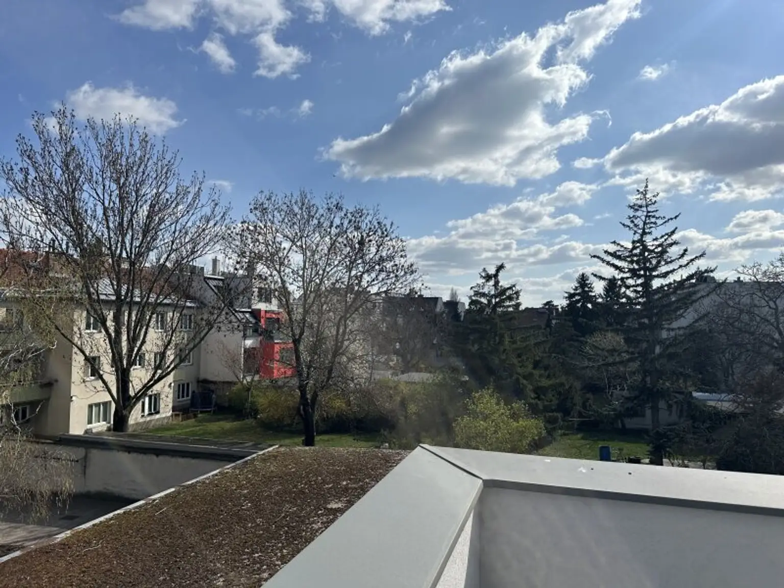 Blick nach Aussen von der Terrasse