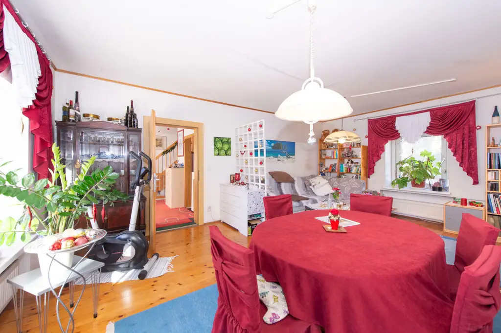 Großzügiges Einfamilienhaus mit viel Platz, hohem Potenzial und hoher Bebauungsdichte – Ideal für Familien oder Investoren