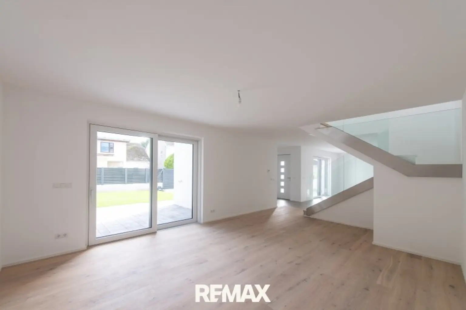 Wohnbereich mit Ausgang zum Garten/Terrasse