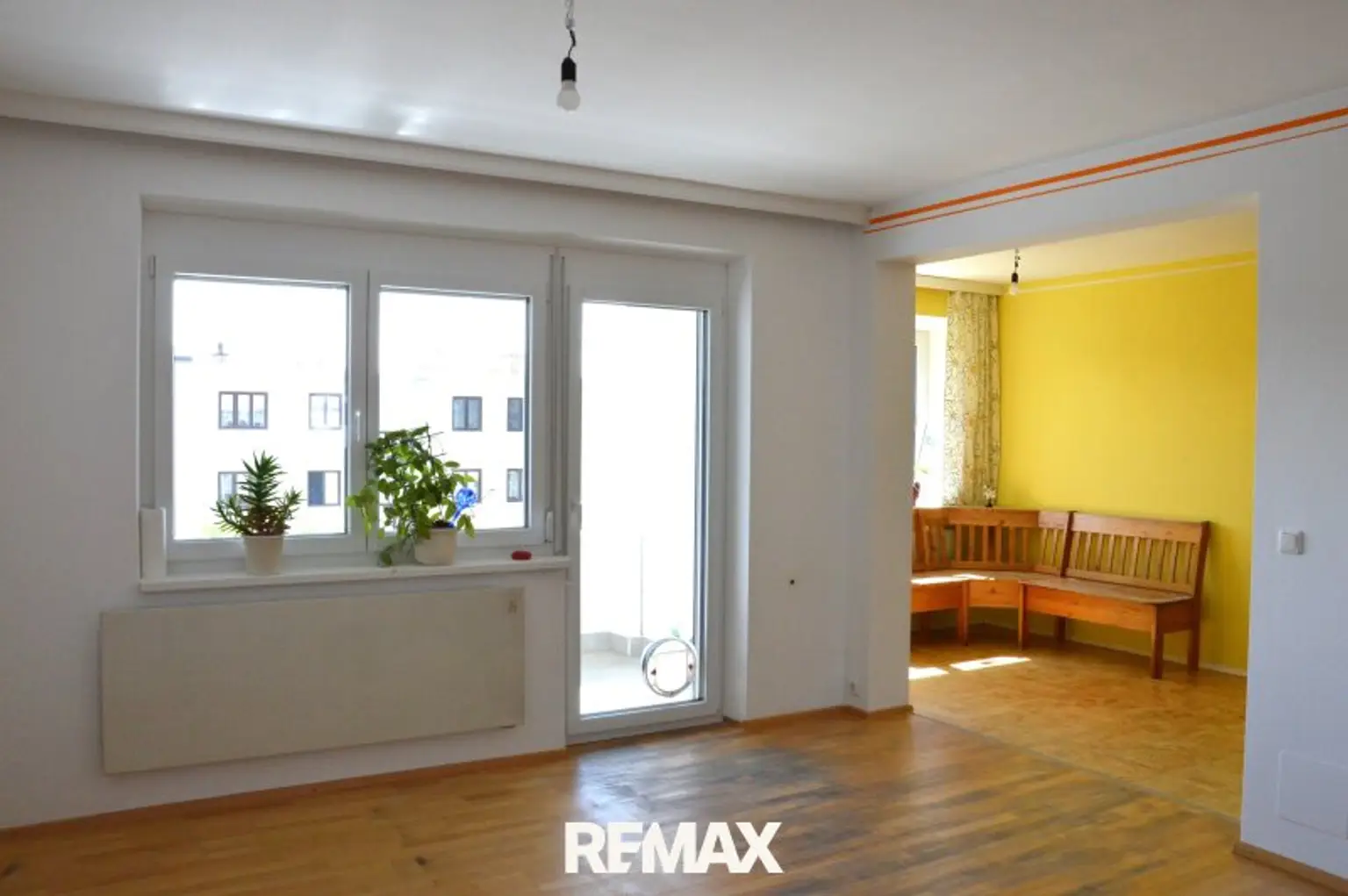Wohnzimmer mit Zugang zur Loggia