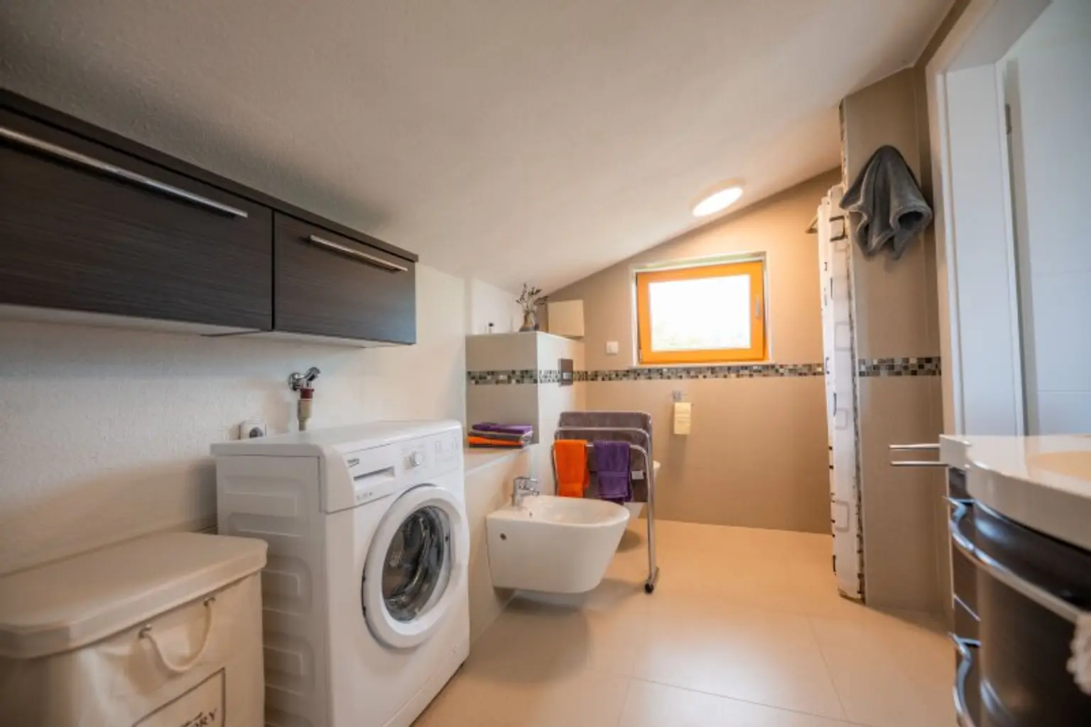 Dachgeschosswohnung in Ruhelage mit traumhaftem Grünblick, eigenem Garten und Garage