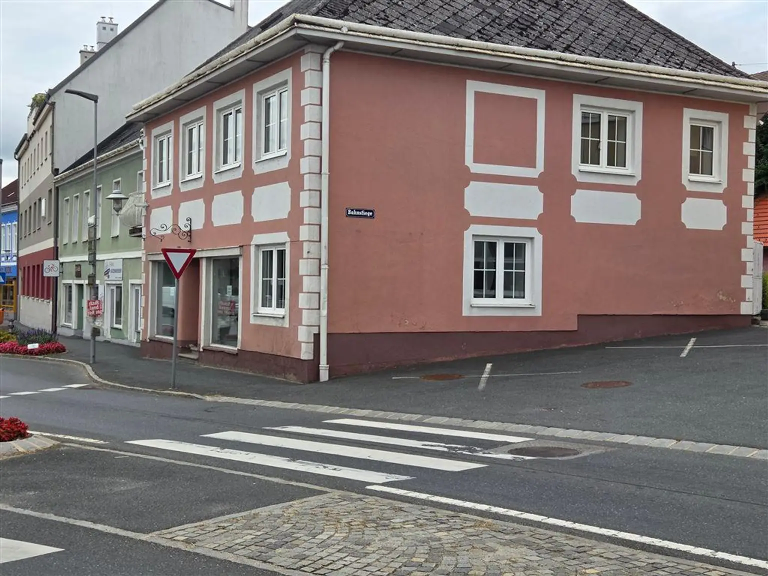 Mehrparteienhaus im Stadtzentrum Heidenreichstein gegenüber der Wasserburg