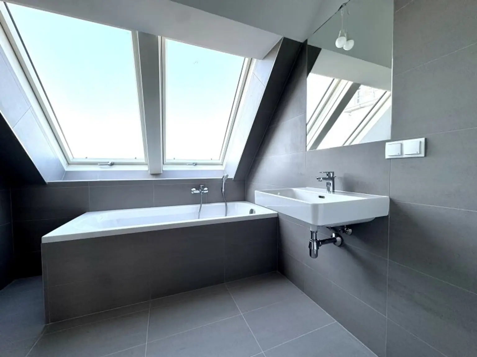 Dachgeschossausbau mit Terrasse & Klimaanlage - Erstbezug