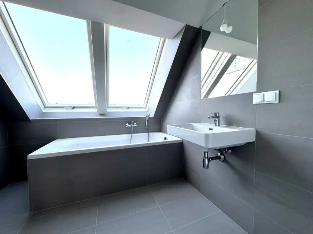 Dachgeschossausbau mit Terrasse & Klimaanlage - Erstbezug