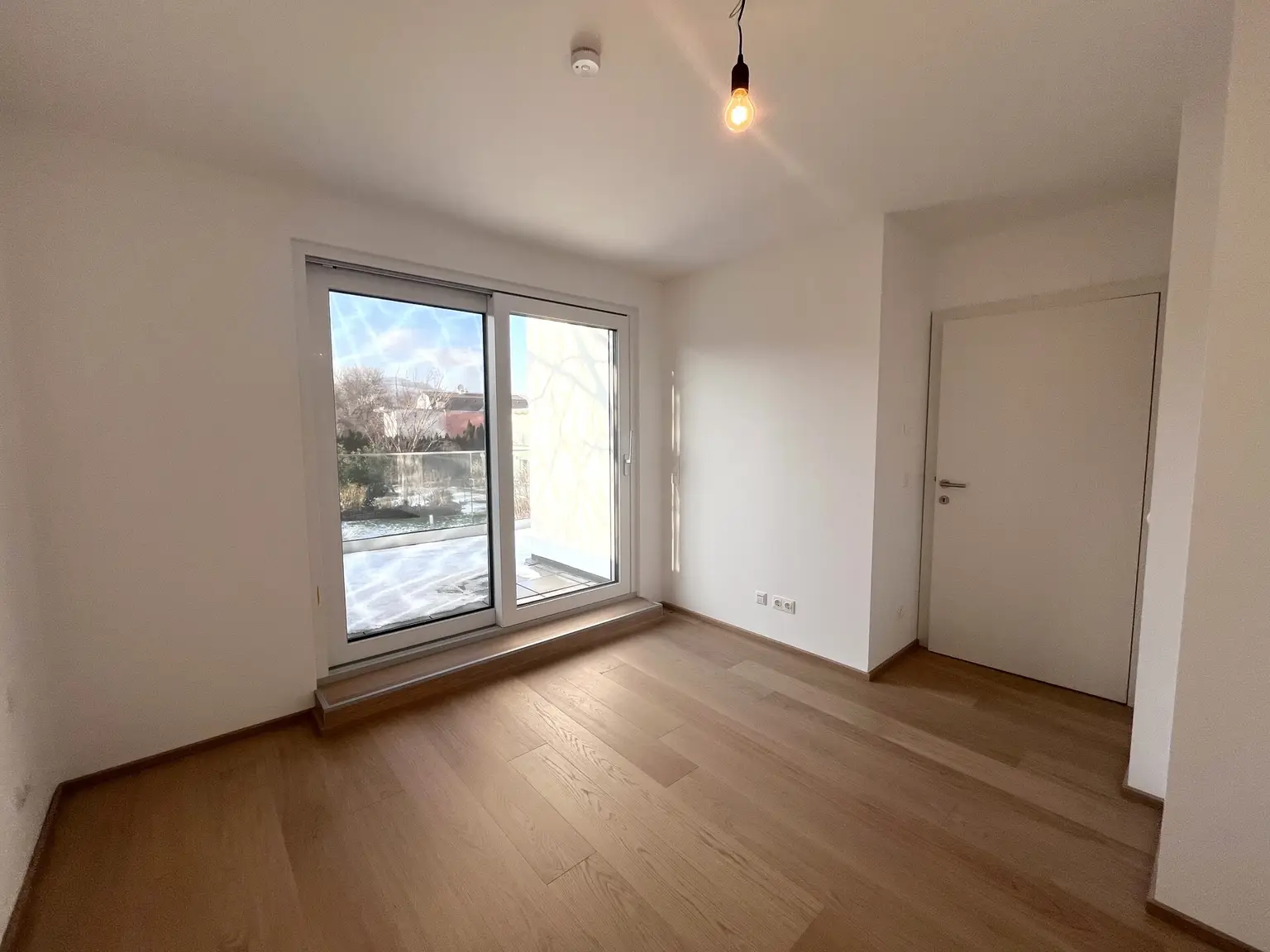 Erstbezug !!! Traumhafte Doppelhaushälfte -  mit 5 Zimmern, Garten, Wohnkeller und Stellplätzen!