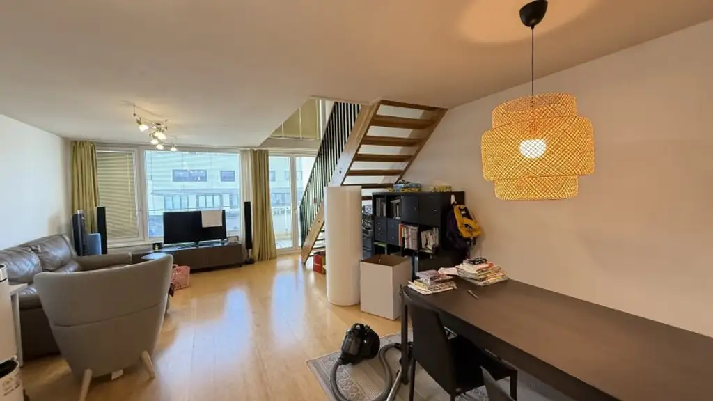 Tokiostraße / Kirschblütenpark: VIS / Japanische Schule: Möblierte 4 Zimmer-Maisonetten-Wohnung mit einer Loggia und Terrasse + optionaler Garagenstellplatz!