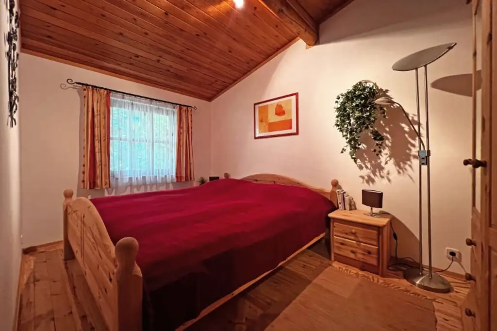 Gepflegtes Holzhaus auf ebenem Grundstück in ruhiger Lage im Ortskern
