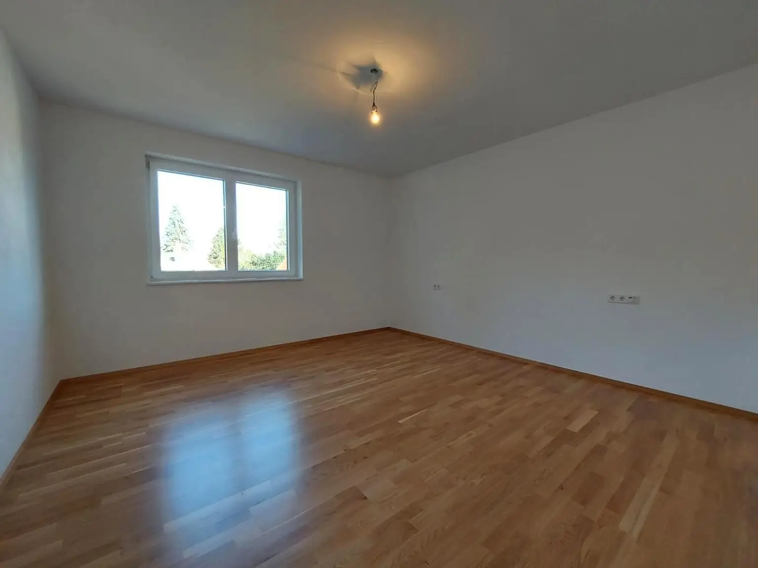 WOHNEN AM SCHLOSSBERG - GROSSZÜGIGE BALKONWOHNUNG IN ZENTRALER RUHELAGE