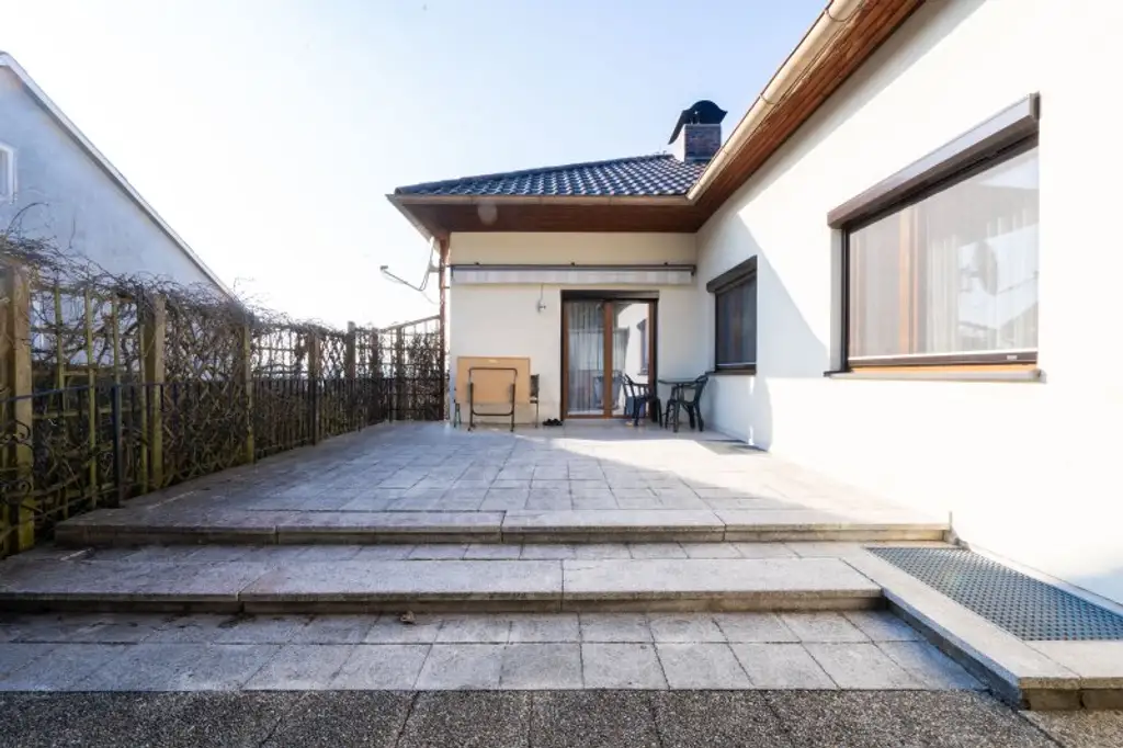 Charmantes Einfamilienhaus mit großzügigem Garten und Pool in Behamberg zu kaufen!