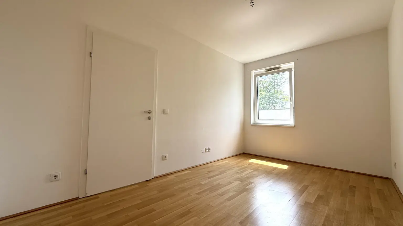 Moderne Neubauwohnung mit EIGENGARTEN und TERRASSE nahe Akademiepark