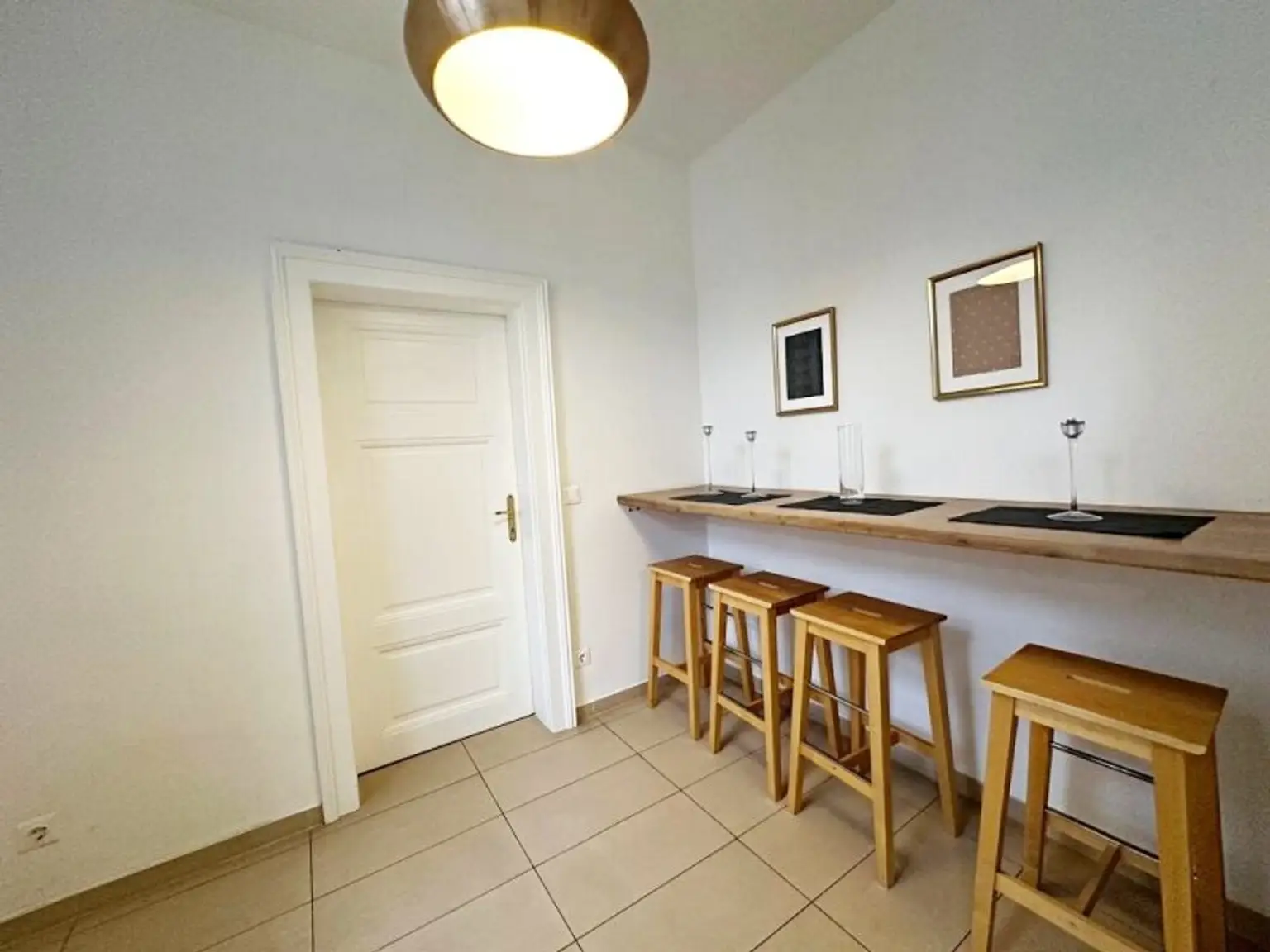 OPERNRING, STAATSOPER, klimatisierte 106 m2 Altbau, 3 Zimmer, Möblierung möglich, Extraküche, 2 Bäder, 4. Liftstock