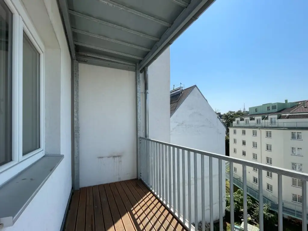 NÄHE NASCHMARKT: DG-AUSBAU IM ALTBAU - U4 Pilgramgasse - 3-Zimmerwohnung mit hofseitigem Balkon