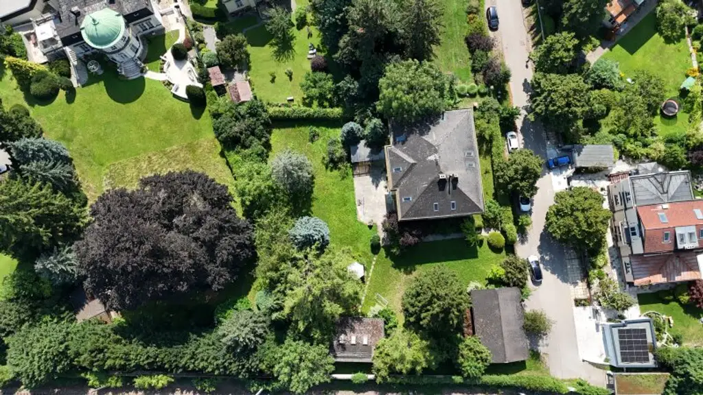Mitten im Grünen & im Villenviertel: exklusive Gartenwohnung mit ca. 930 m² Außenfläche, beheiztem Wintergarten, Pool, Luftwärmepumpe u.v.m.!