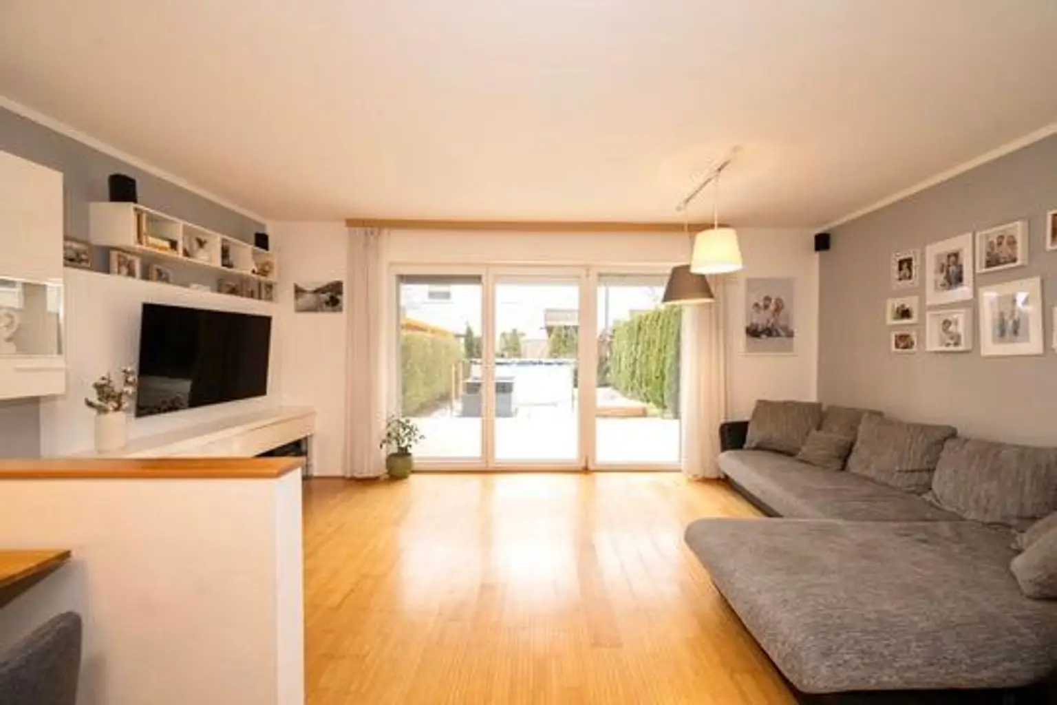 Wohnbereich mit Ausgang zum Garten/Terrasse