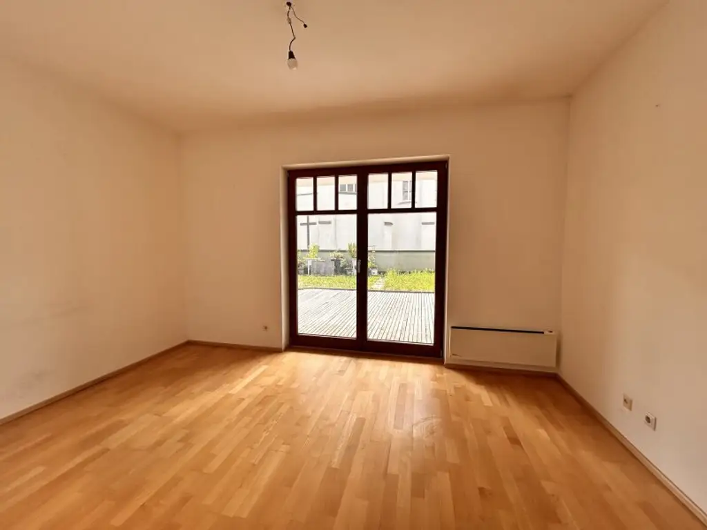 Geräumige Wohnung mit 7 Zimmern, Garten und 2 Stellplätzen bietet Platz zur Entfaltung