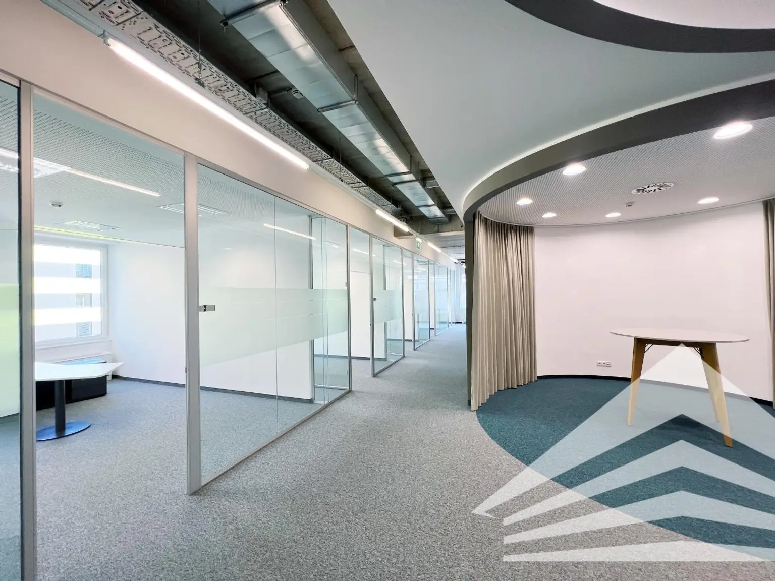 Hochwertiges Büro mit Terrasse in Zentrumsnähe! Parkplätze!