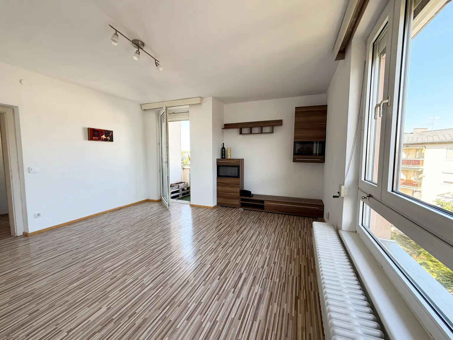 Wohnzimmer mit Balkon und großem Fenster