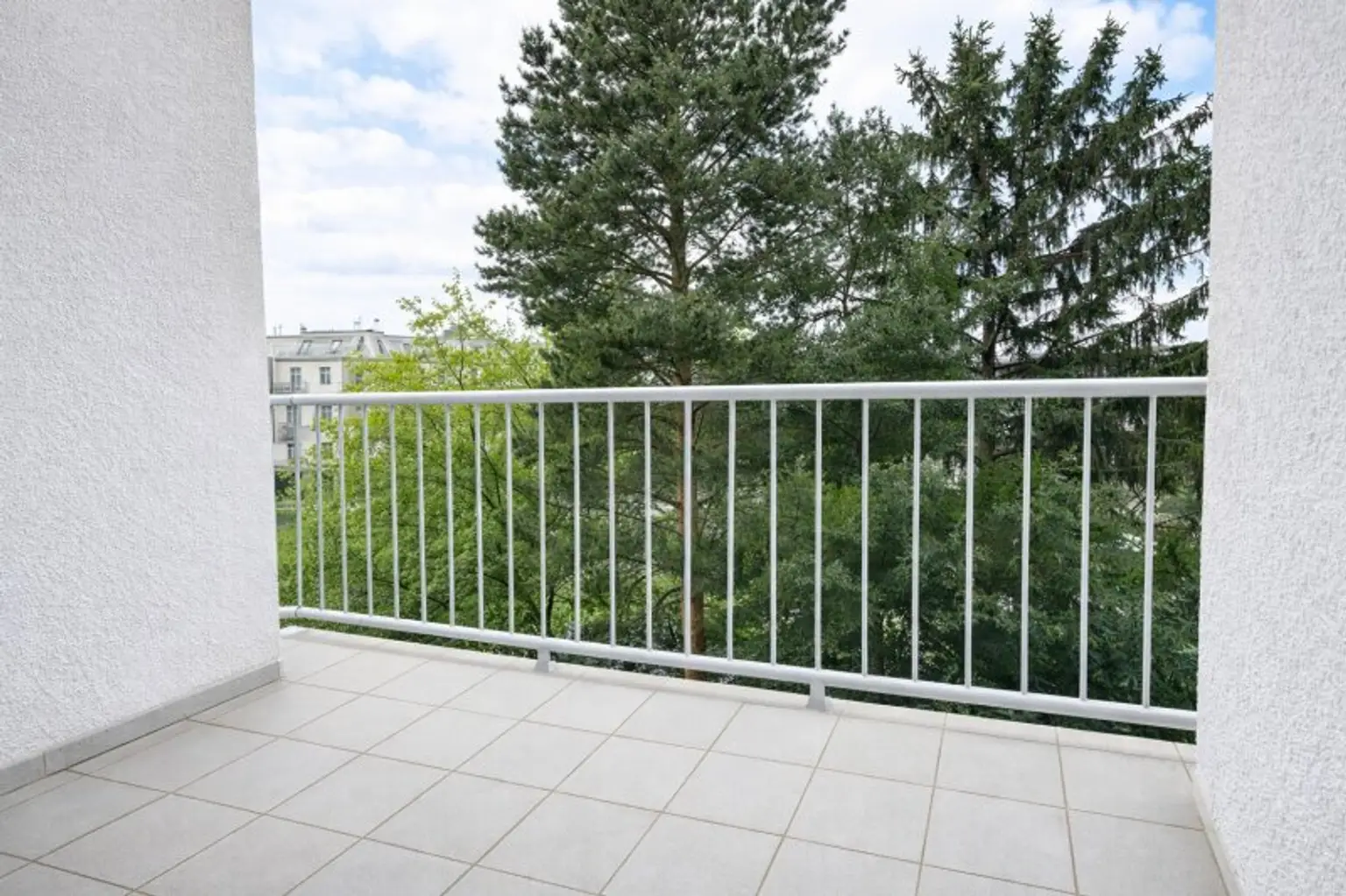 Blick vom Balkon in den Garten
