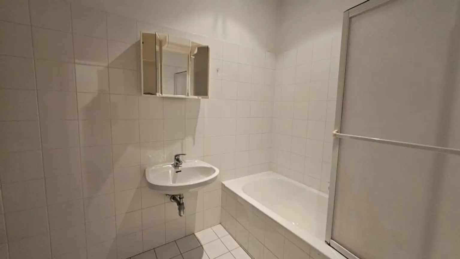 Toplage! Unbefristete Hauptmiete, 83 m2, 2 große Zimmer, extra Küche, schönes Stilhaus! Sofortbezug!