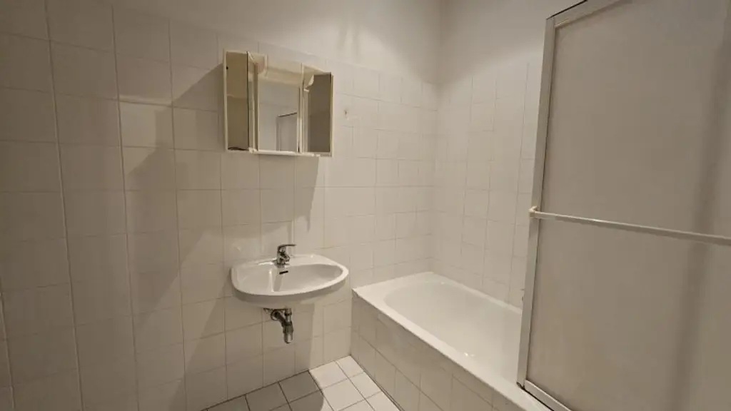 Toplage! Unbefristete Hauptmiete, 83 m2, 2 große Zimmer, extra Küche, schönes Stilhaus! Sofortbezug!