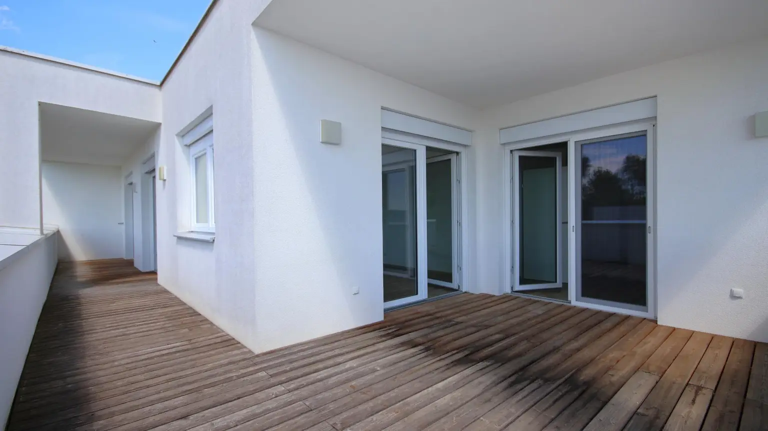 GROSSE TERRASSE, DURCHDACHTES RAUMKONZEPT! 2 Carportplätze