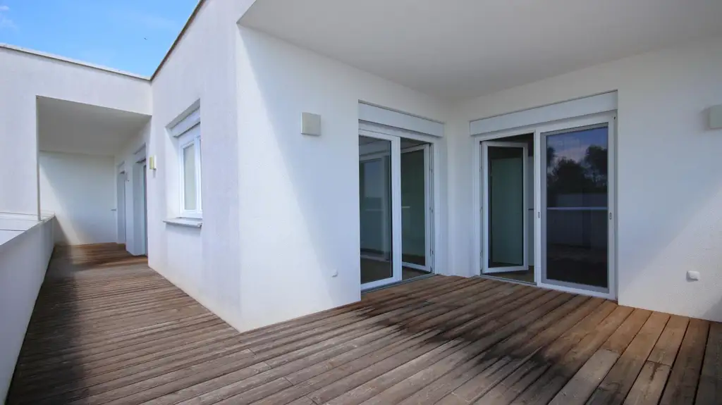 GROSSE TERRASSE, DURCHDACHTES RAUMKONZEPT! 2 Carportplätze