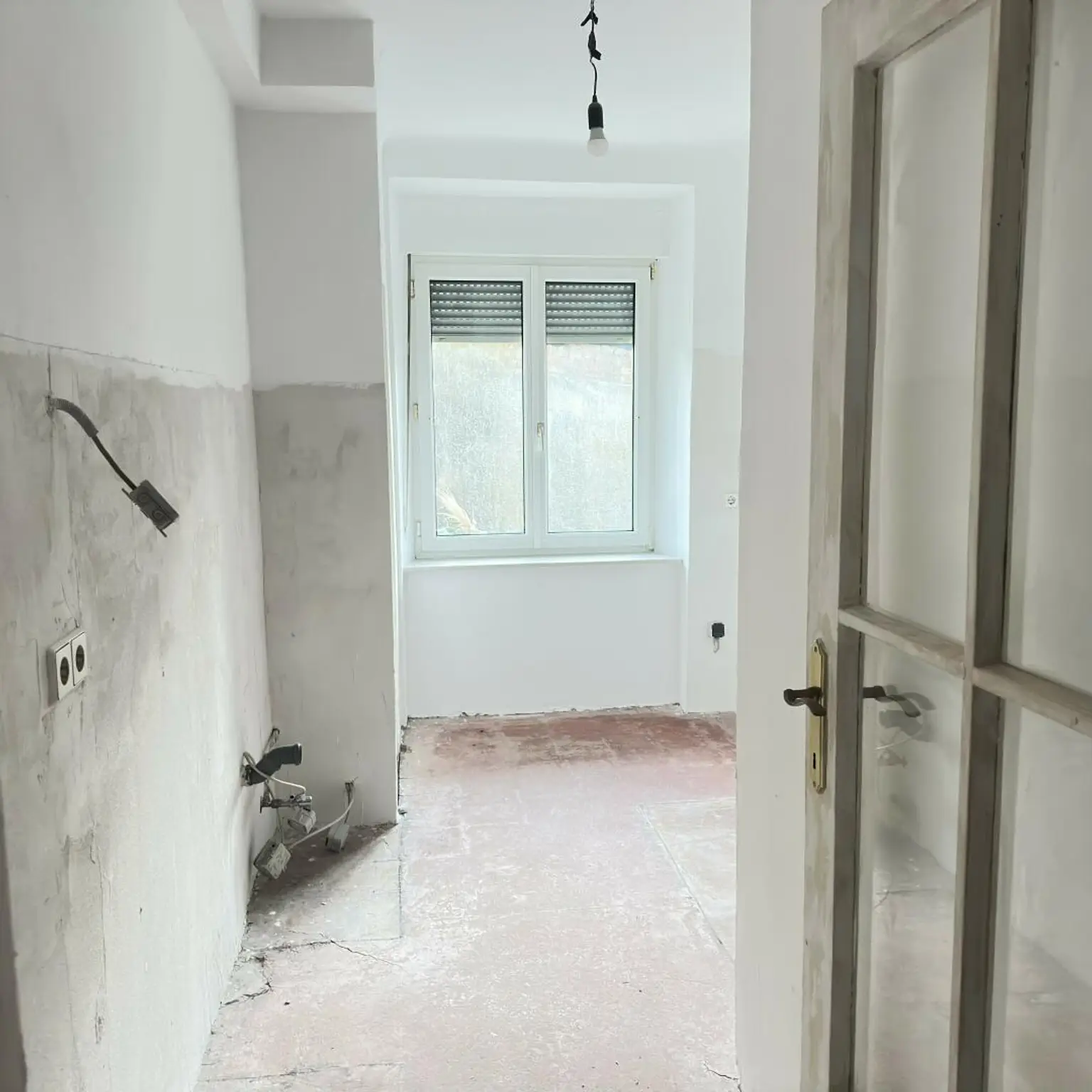 Sanierungsbedürftige 4 Zimmer Wohnung mit Potential