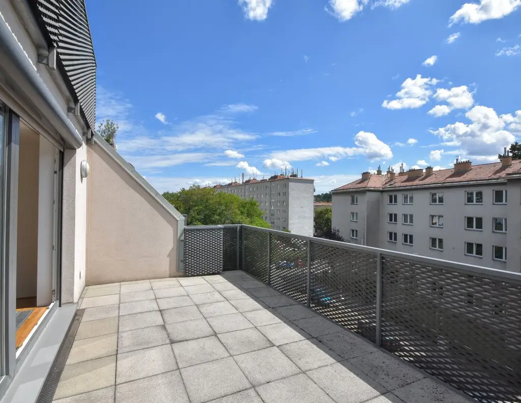 Helle 5-Zimmer-Wohnung mit Westbalkon, Klimaanlage und Tiefgarage