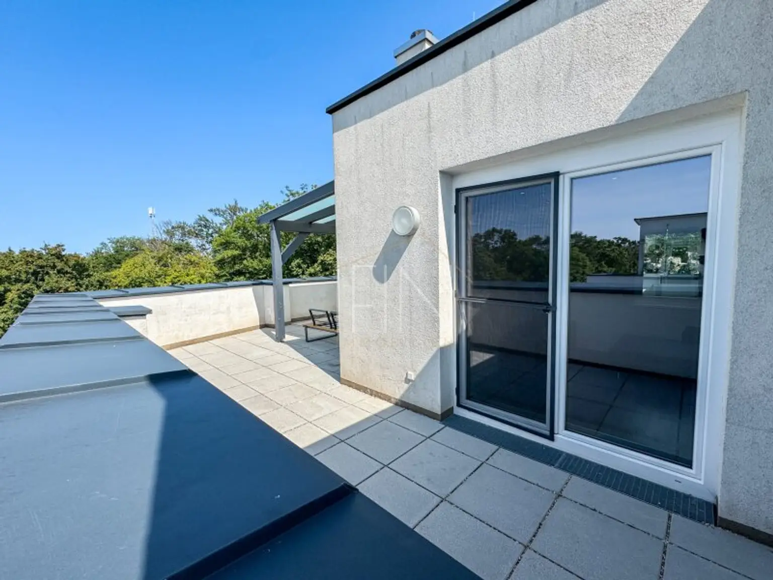 Moderne, sonnige 3-Zimmer-Wohnung mit 50m² Dachterrasse