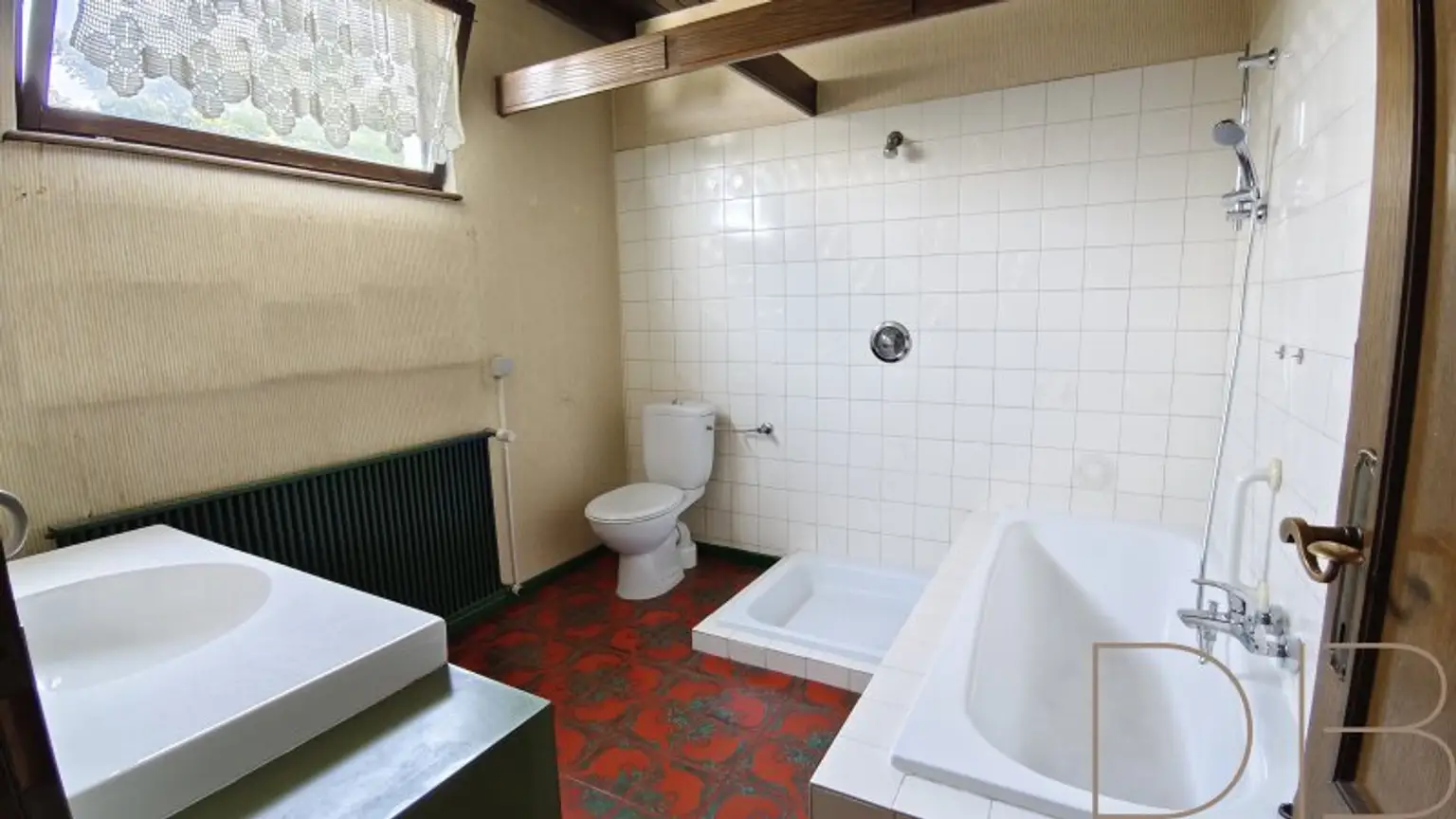DB IMMOBILIEN | Sanierungsbedürftige 4-Zimmer-Wohnung mit südseitiger Terrasse und traumhaften Ausblick!