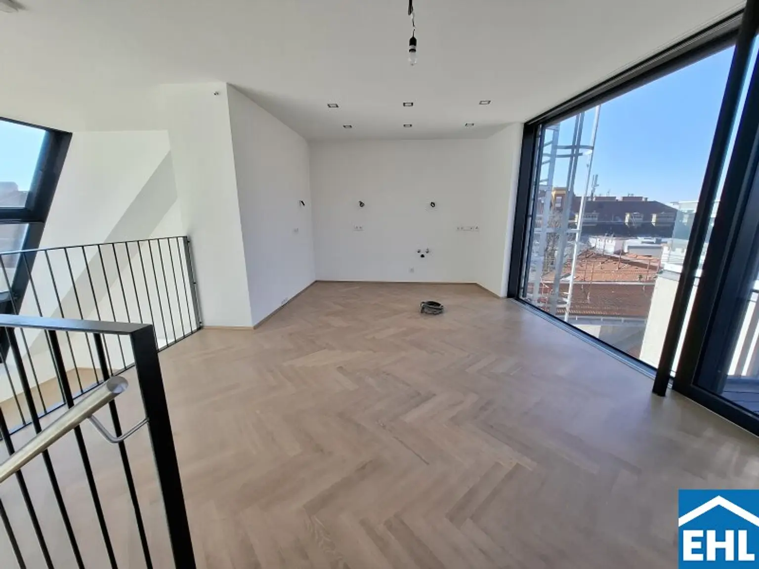 Spektakuläre Dachgeschoßmaisonette mit Terrassentraum und Blick auf die Canisiuskirche