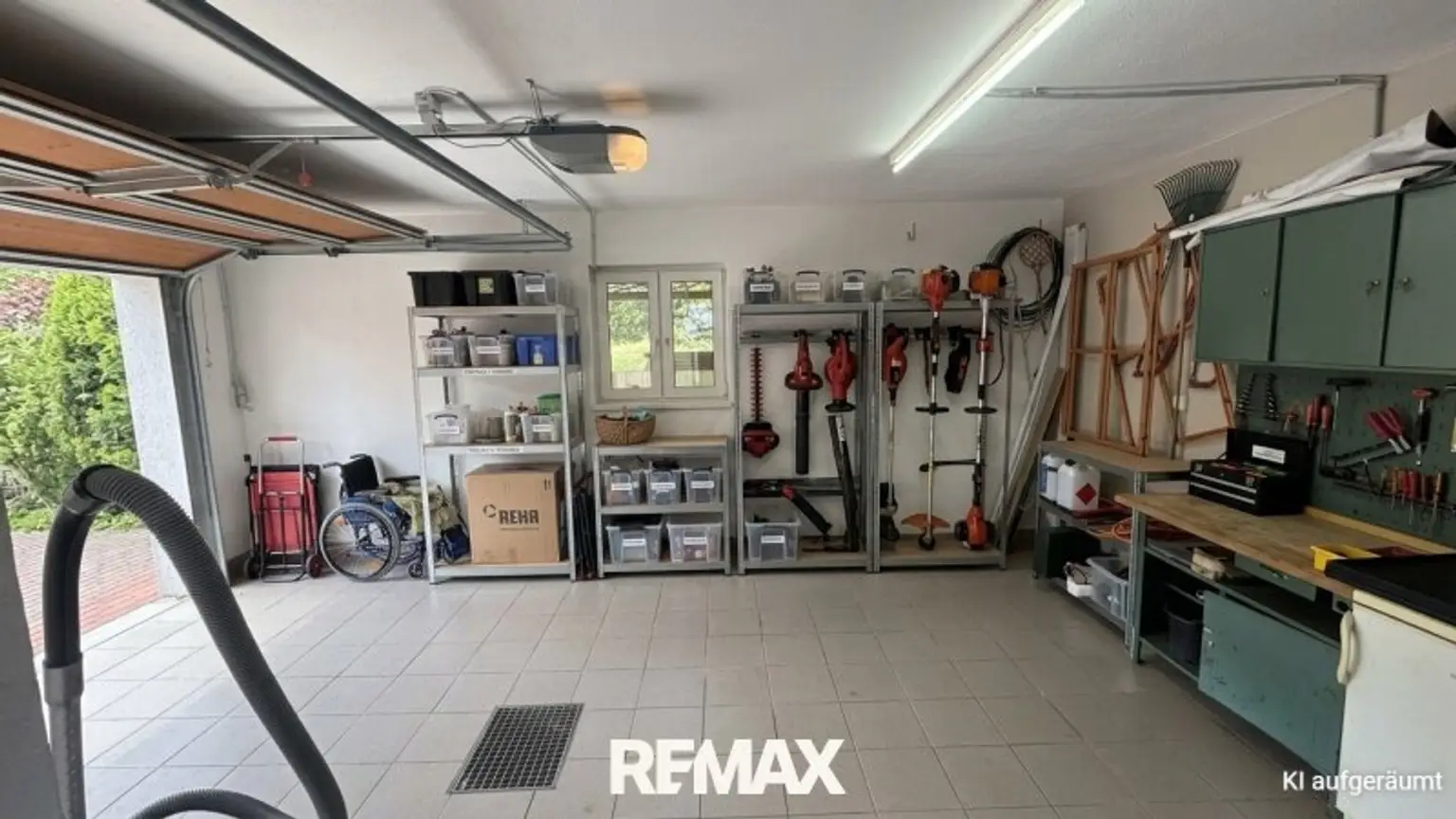 Garage KI zusammengeräumt