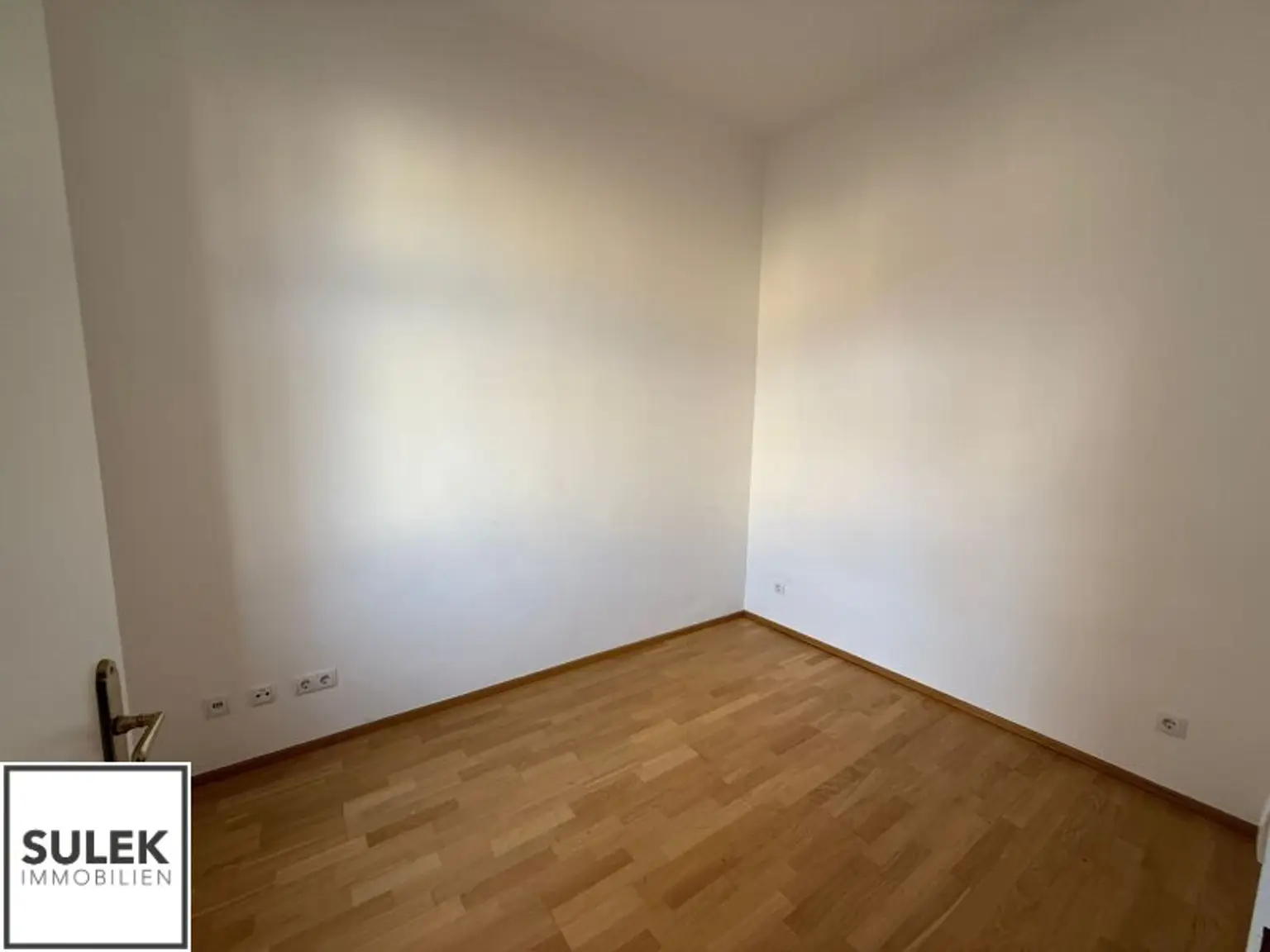 Ganzes Haus zu mieten: 1 Geschäftslokal, 1 Büro, 2 Wohnungen nahe U1