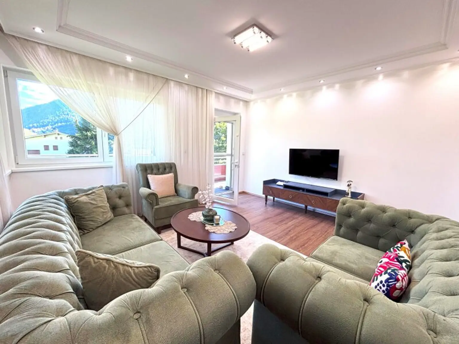 Schlitters: Kernsanierte Dachgeschosswohnung mit Südbalkon, Garten und traumhafter Aussicht