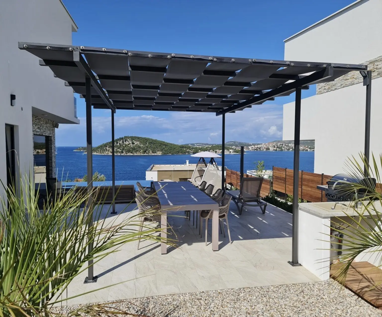 Moderne Villa mit Meerblick in Rogoznica – Eleganz und Erholung nur 80 m vom Meer