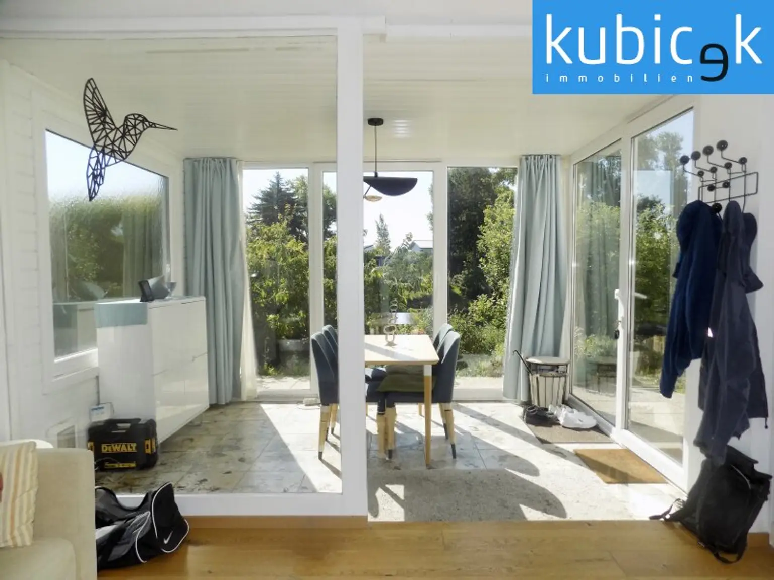 Moderner Sommer-Badebungalow mit direktem Wasserzugang auf Pachtgrund