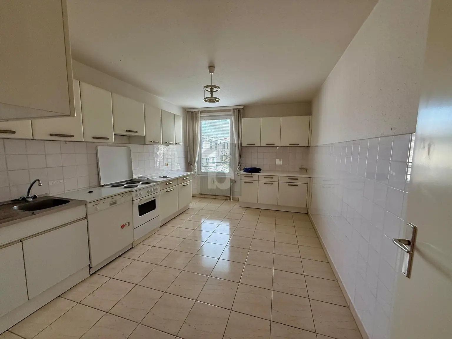 GERÄUMIG, RUHIG, MIT LOGGIA UND GARAGE!