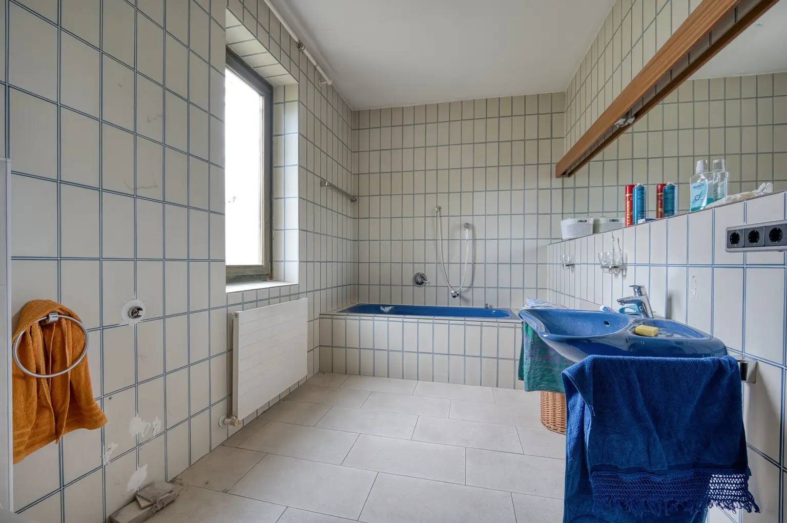 Sie brauchen viel Platz? Wir haben die Lösung. Sanierungsbedürftiges Architektenhaus in bester Lage.