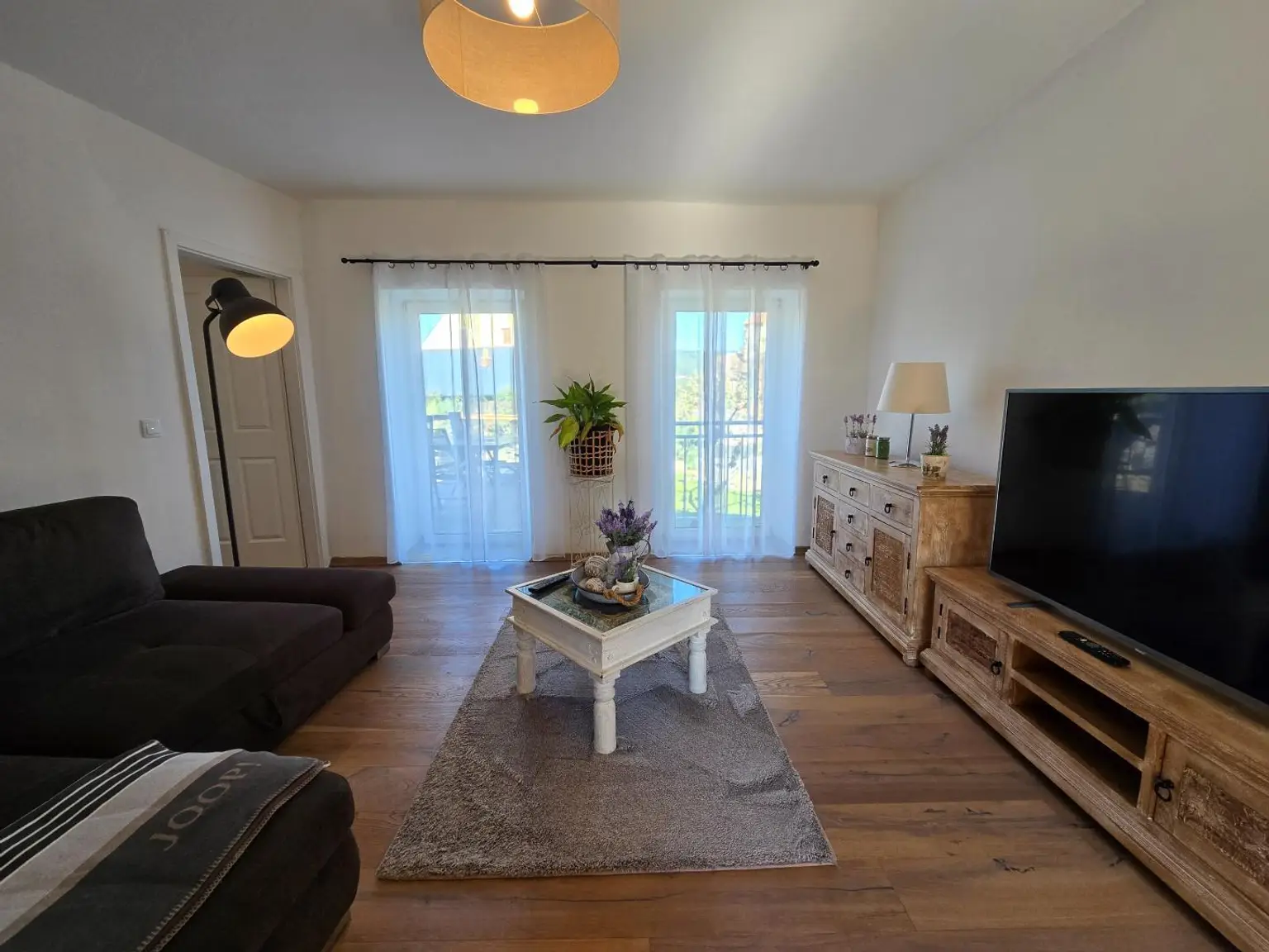 Wohnzimmer mit Zugang Terrasse Osten