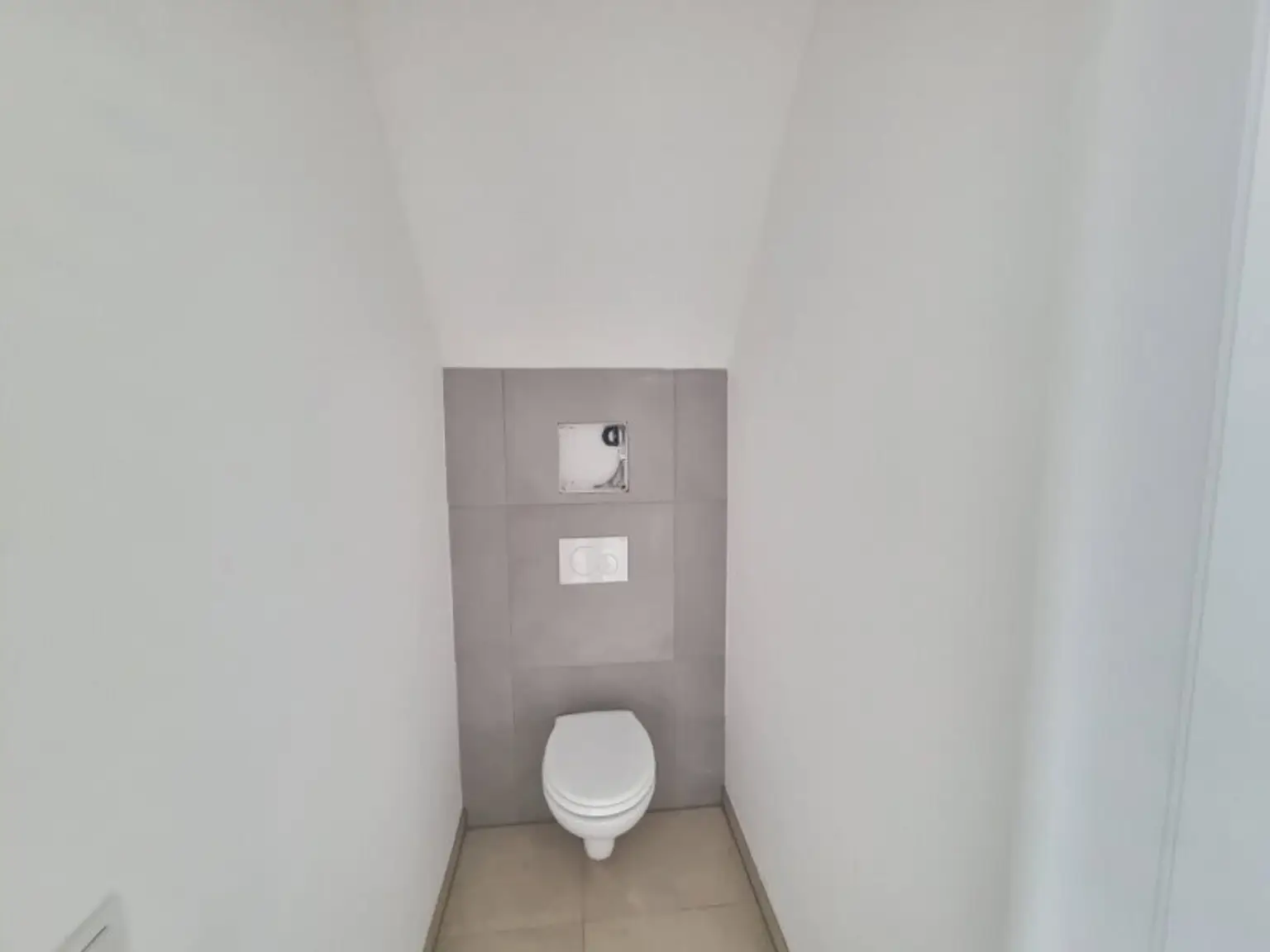 Traumhafte Erstbezug-Wohnung mit Balkon und zwei Stellplätzen – optimale Bahnverbindung nach Wien